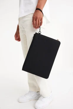 The Beisics Laptop Pouch In Black