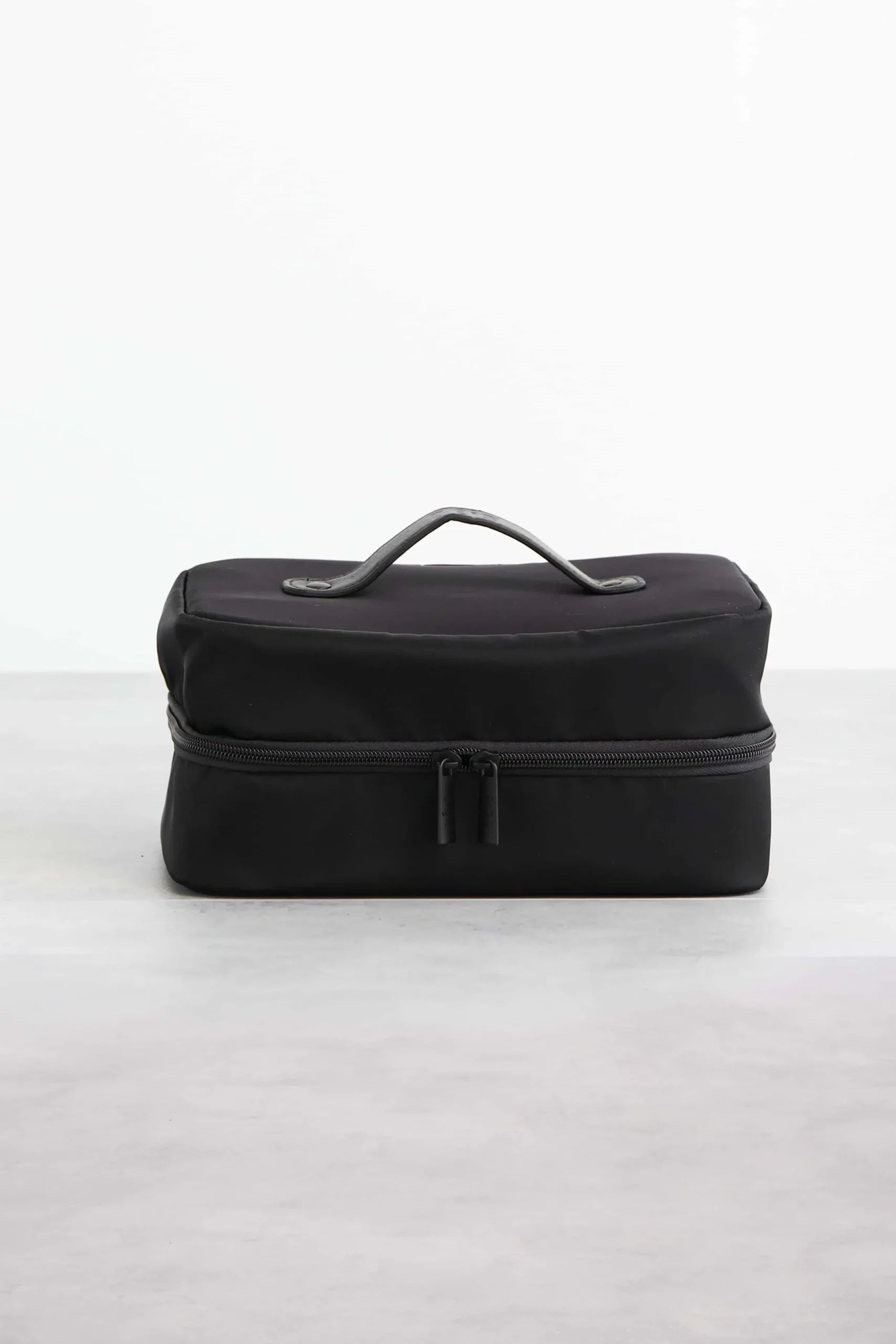The Hanging Cosmetic Case In Black