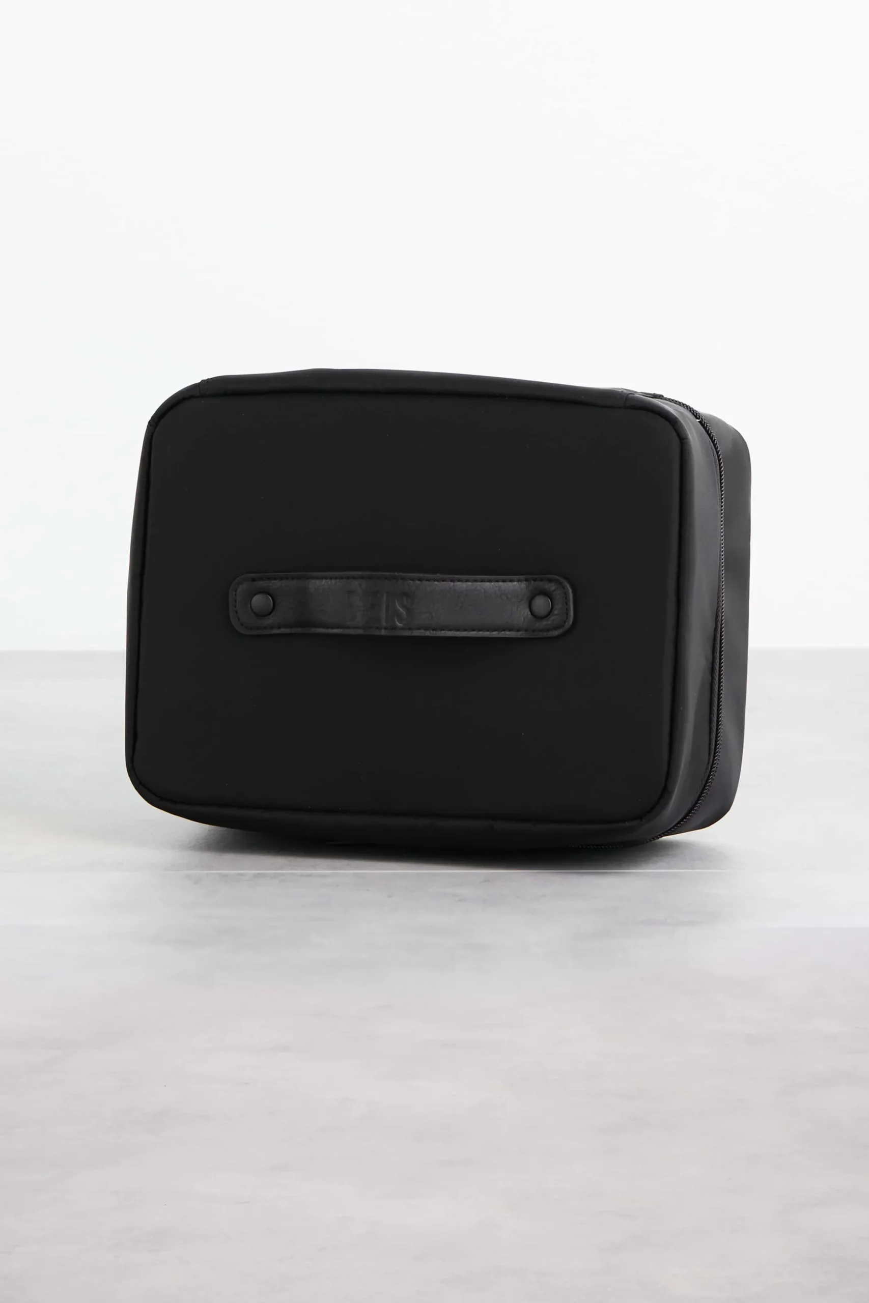 The Hanging Cosmetic Case In Black