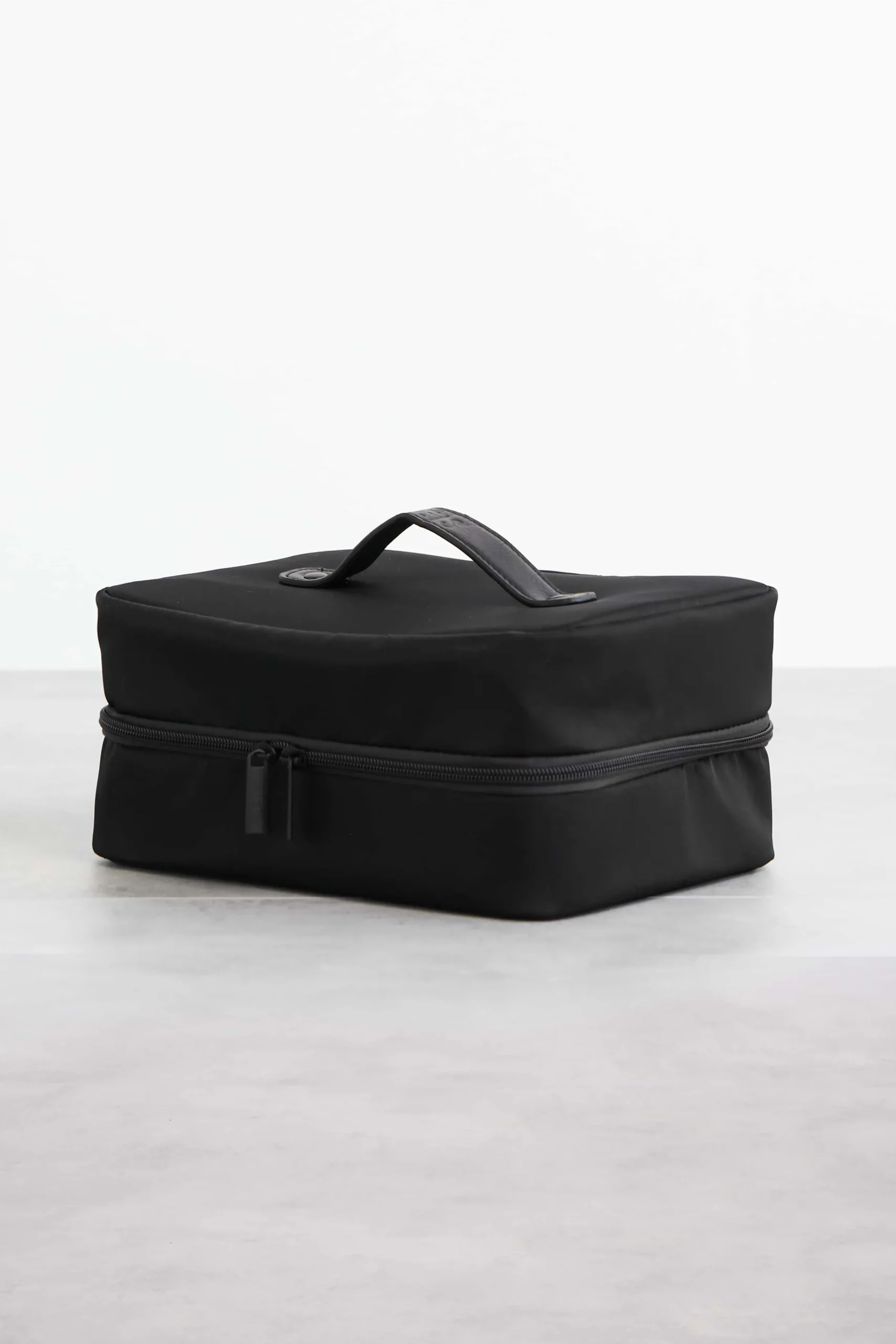 The Hanging Cosmetic Case In Black